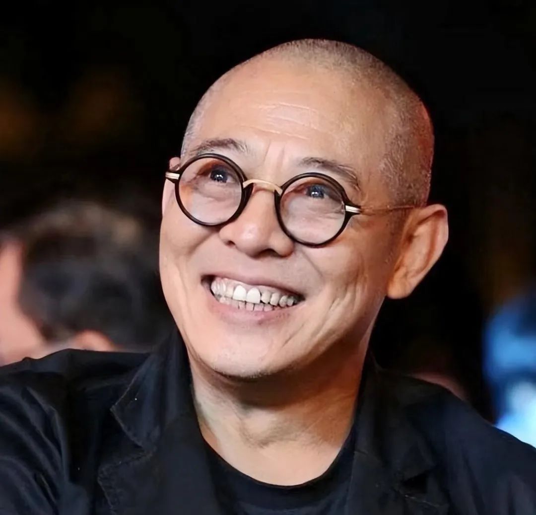功夫之王李连杰的感情生活揭秘：为何他选择利智而非青梅竹马？